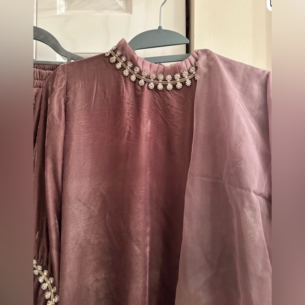 Bundle: 2 Piece Pakistani Luxury Velvet Formal Dress Set. Size custom S. - Picture 3 of 13
